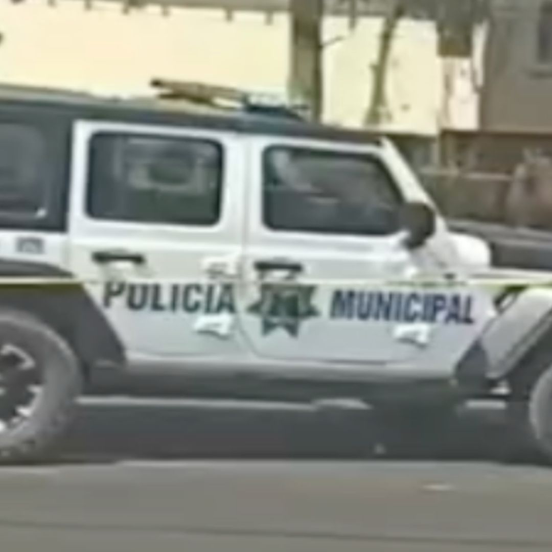 La policía intentó detener a la pareja chocando su motocicleta.